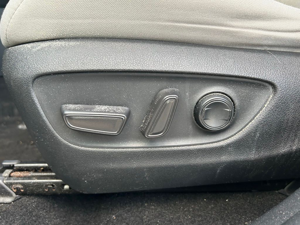 Thumbnail: 2021 Toyota RAV4 - 16