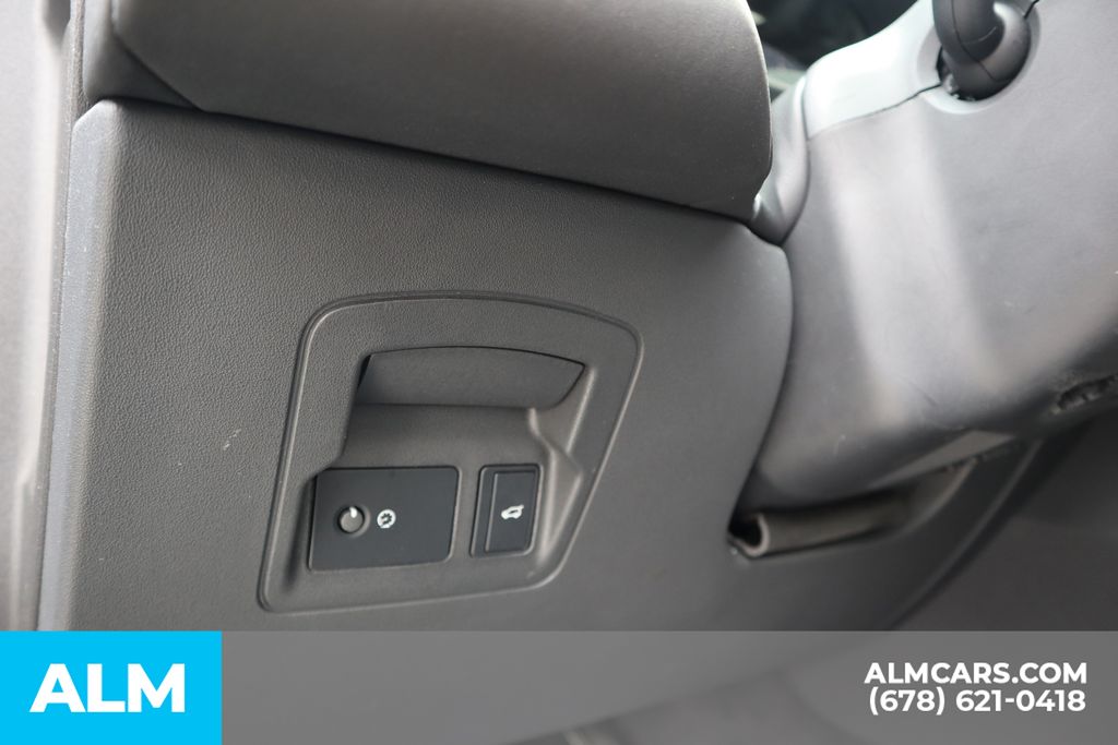 Used 2024 Silver Land Rover Dynamic SE image 17