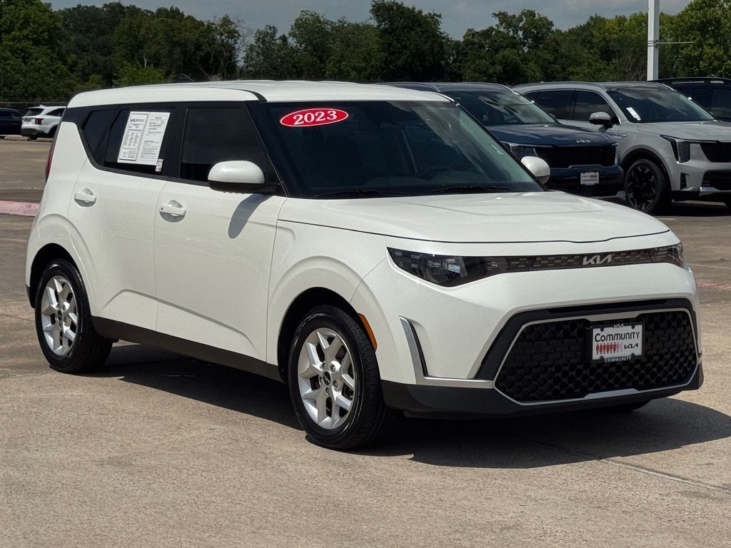 2023 Kia Soul S White at Community Kia