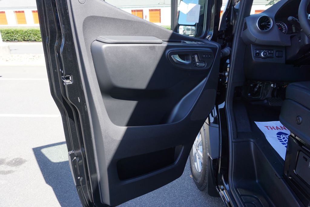 Thumbnail: 2025 Mercedes-Benz Sprinter - 25