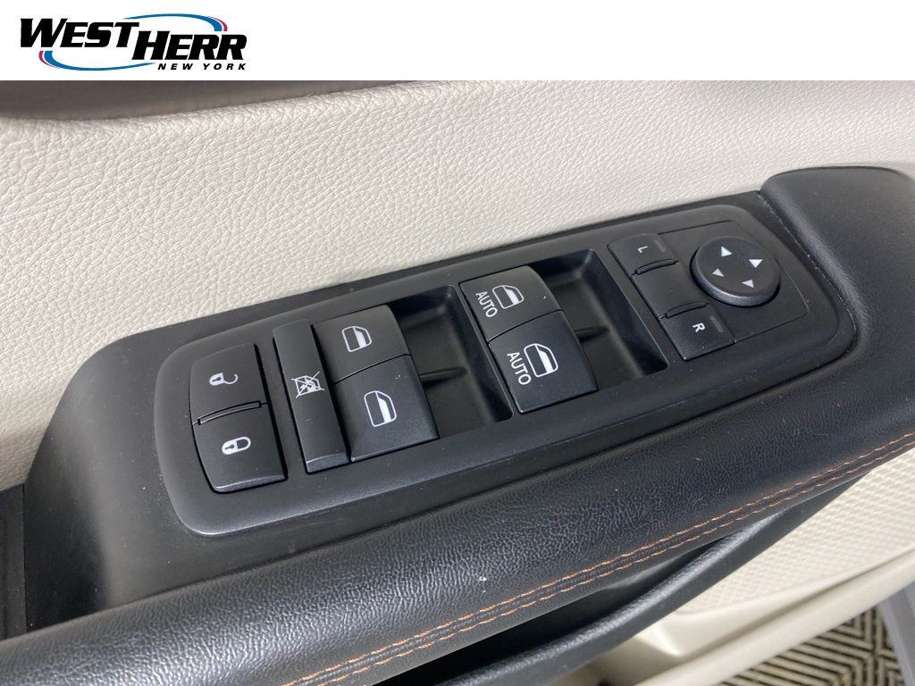 Used 2018 Silver Chrysler Touring L image 13