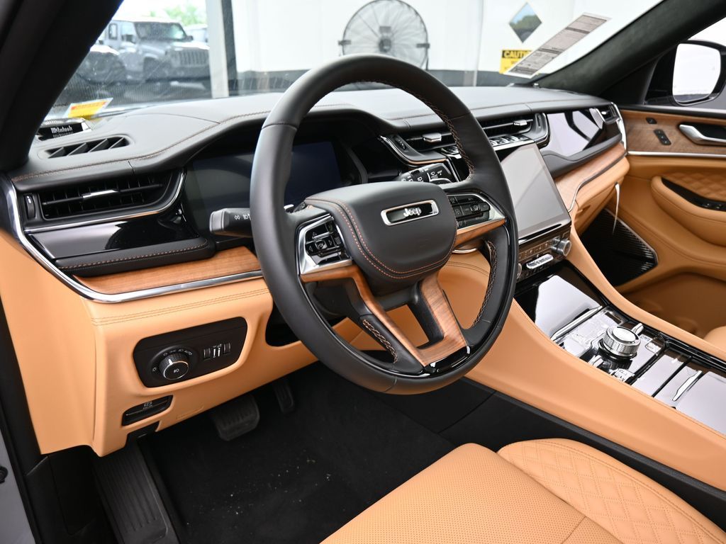 New 2025 Silver Zynith Jeep Summit image 10