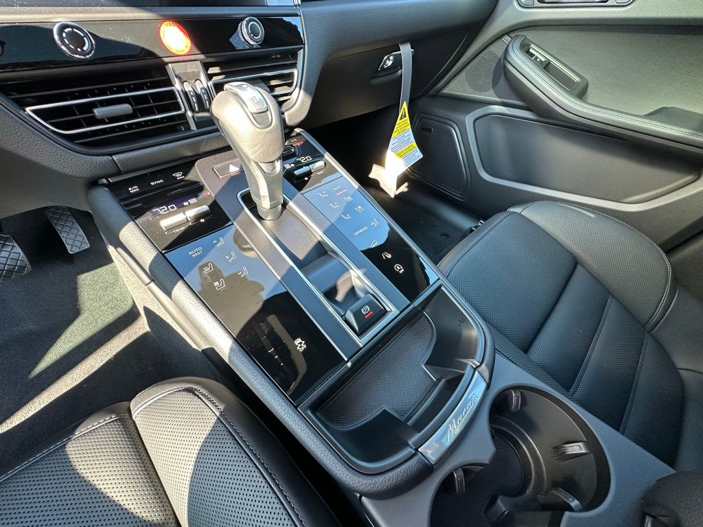 Thumbnail: 2026 Porsche Macan - 26