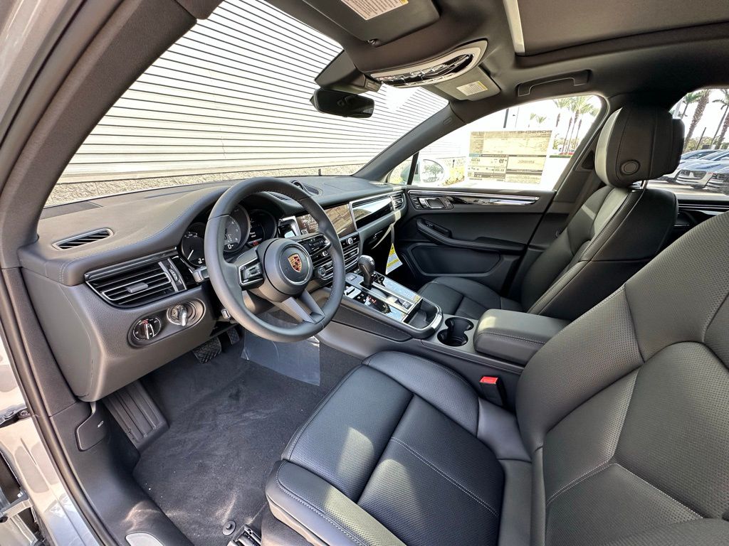 Thumbnail: 2026 Porsche Macan - 4