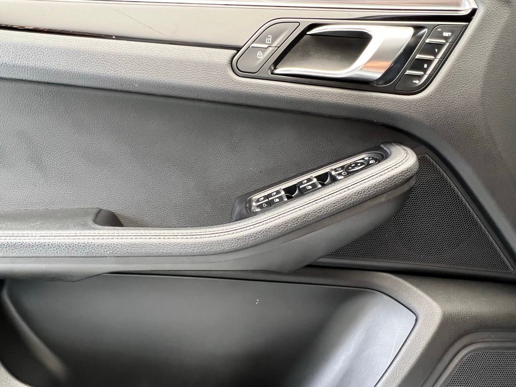 Thumbnail: 2019 Porsche Macan - 19