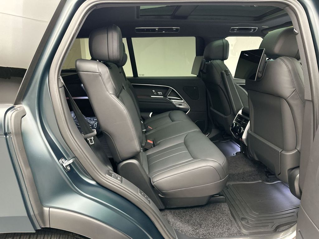 2025 Land Rover Range Rover SE 7