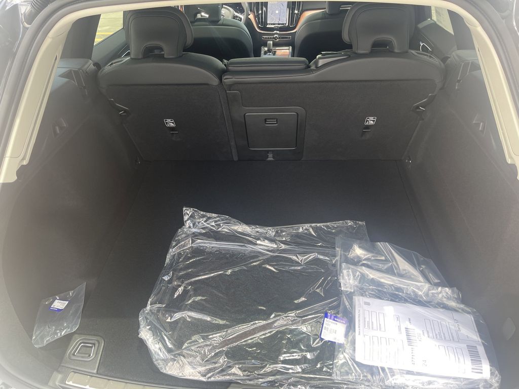 2023 Volvo XC60 B5 Plus Dark Theme photo