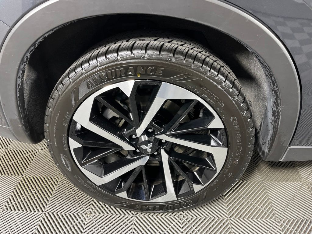 Thumbnail: 2024 Mitsubishi Outlander - 14