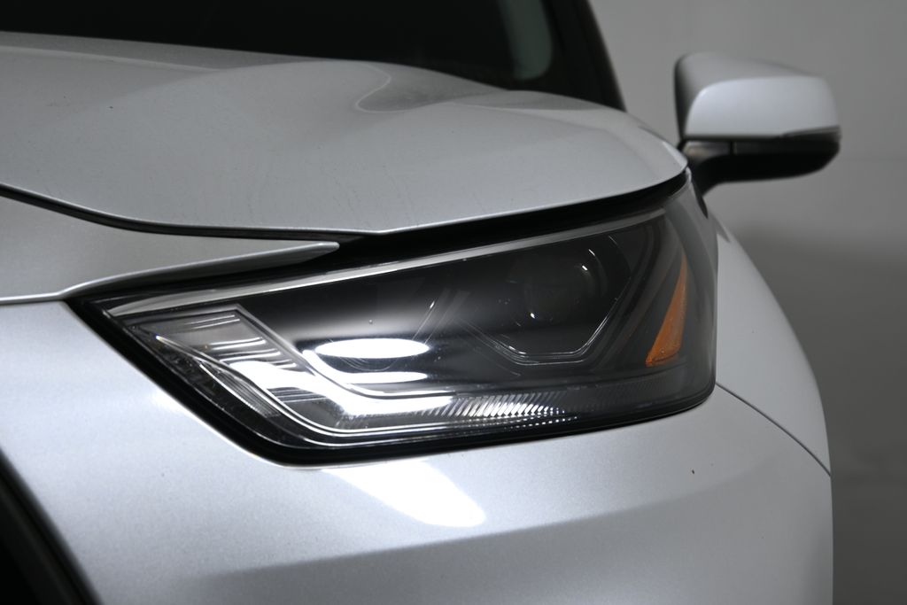 Thumbnail: 2022 Toyota Highlander - 10