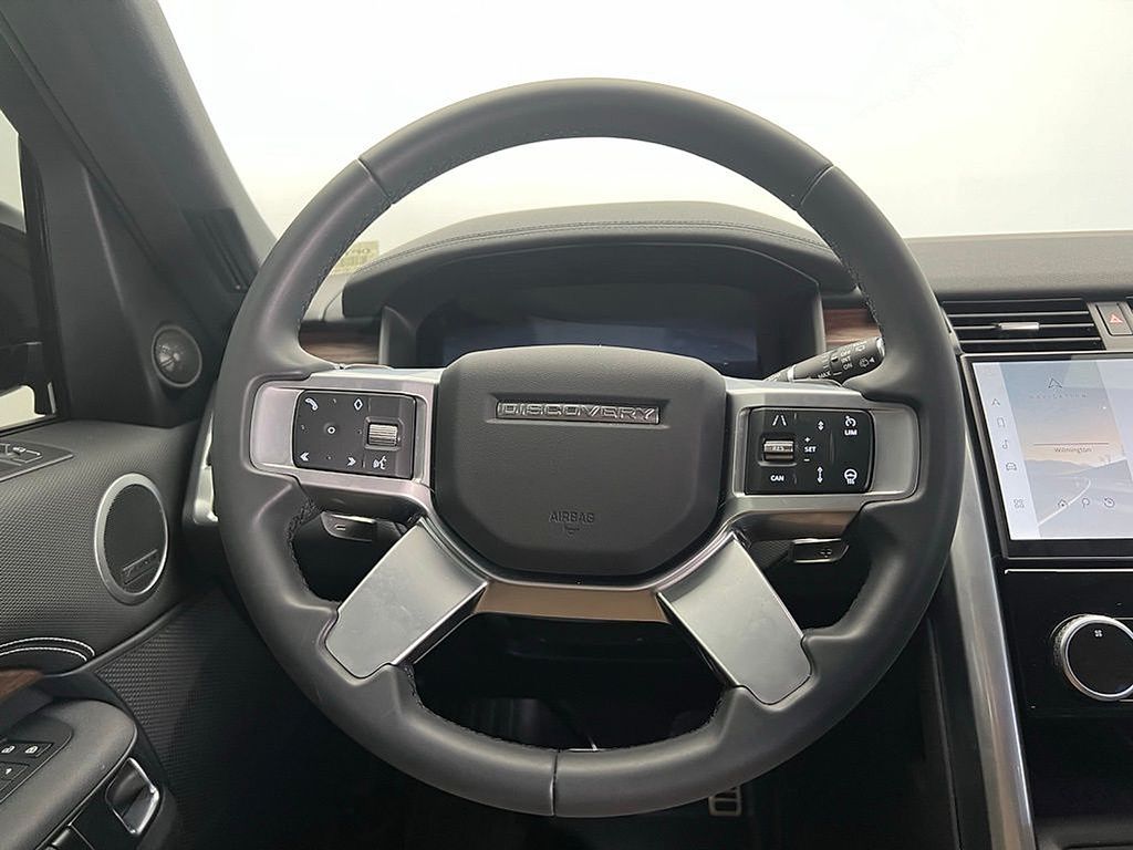 Thumbnail: 2025 Land Rover Discovery - 16