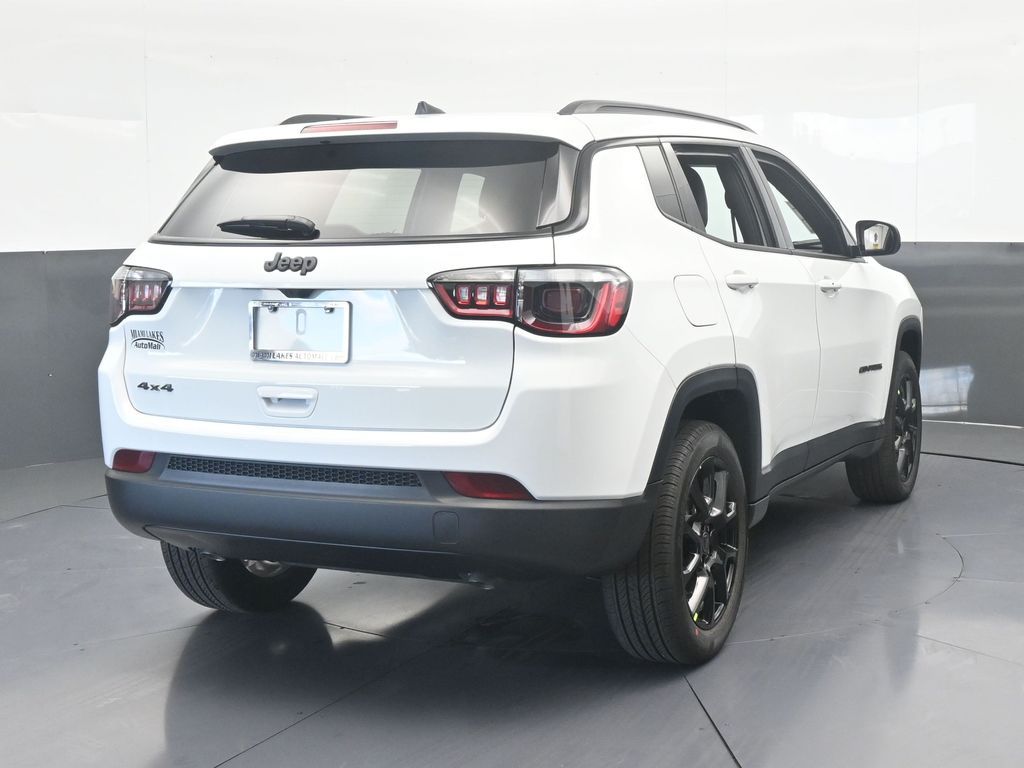 New 2026 bright white clearcoat Jeep Latitude image 5