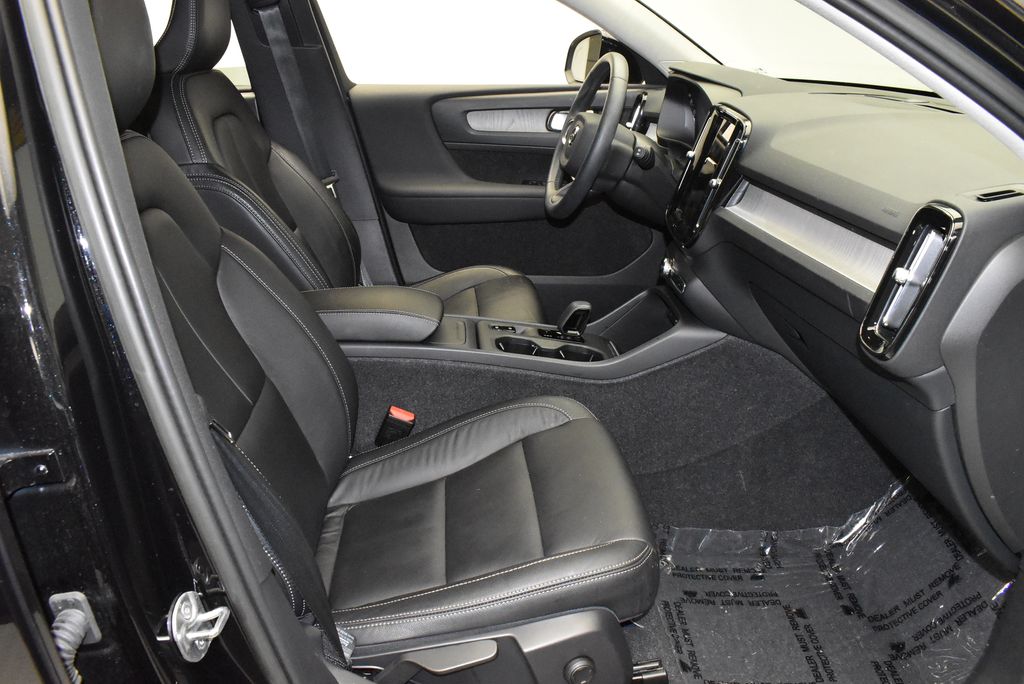 2023 Volvo XC40 B5 Core 23
