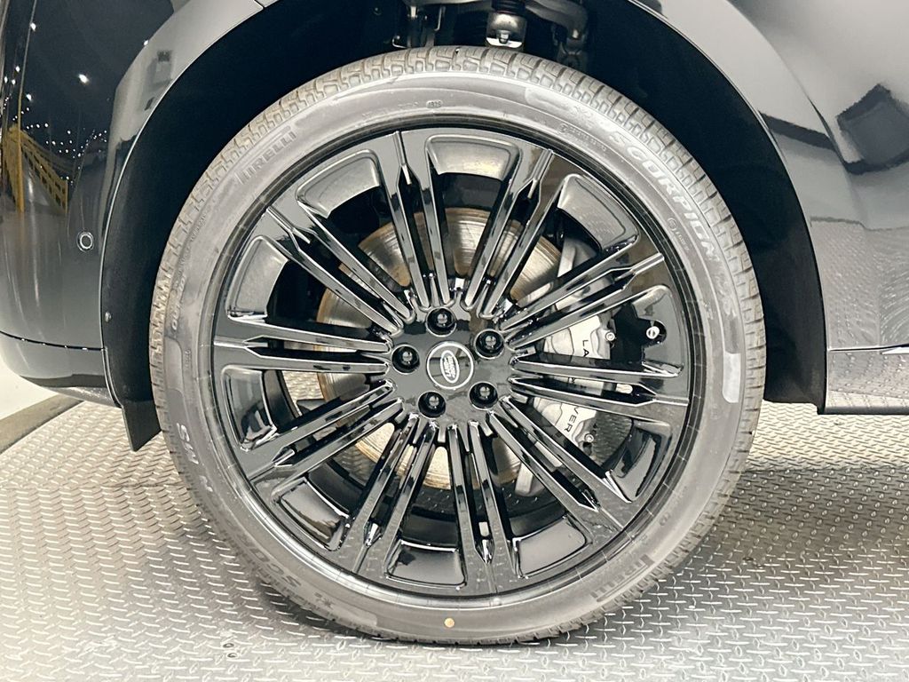 2025 Land Rover Range Rover SE 4