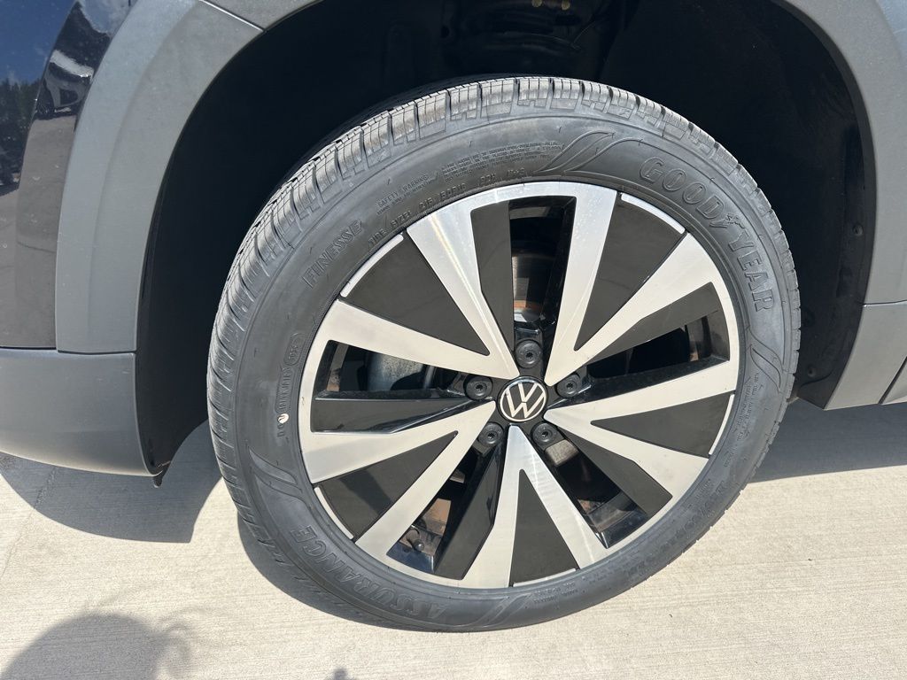 2022 Deep Black Pearl Volkswagen Taos 1.5T SE FWD SUV