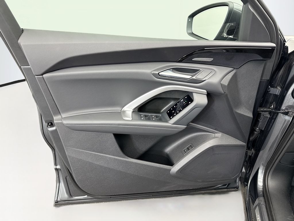 Thumbnail: 2025 Audi Q5 - 23