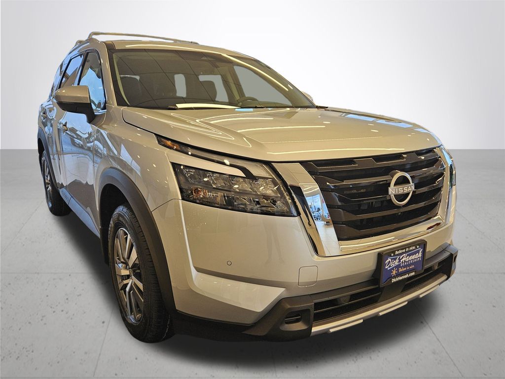 2025 Nissan Pathfinder SL