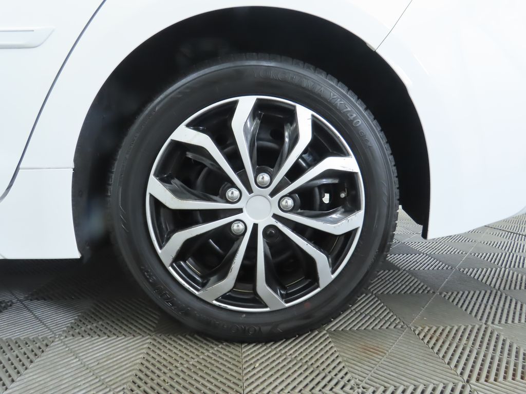 2020 Toyota Corolla LE 31
