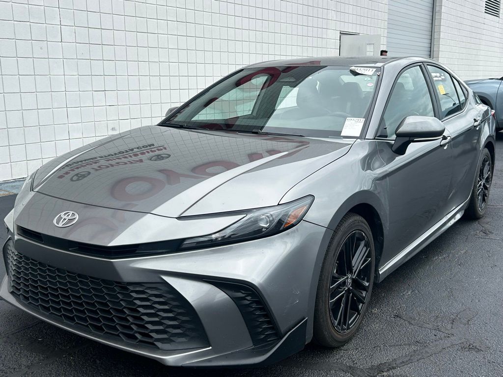2025 Toyota Camry SE Hybrid's photo