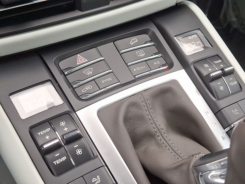 Thumbnail: 2020 Porsche Macan - 18