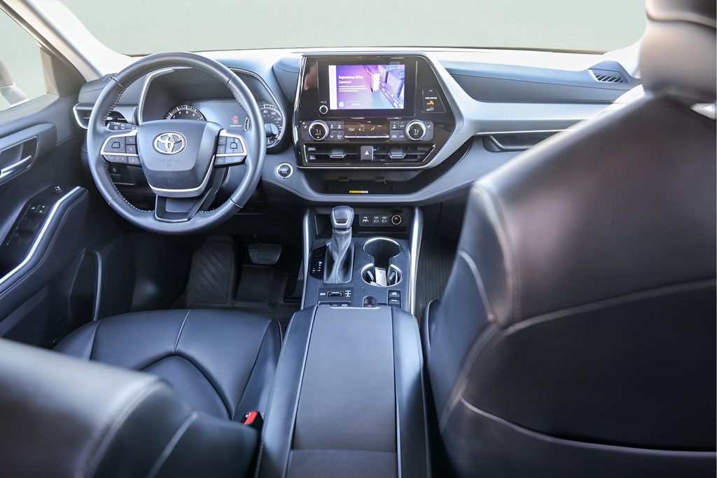 Used Car 2023 Toyota Highlander  Xle For Sale Under $35,000 In Austin, Texas