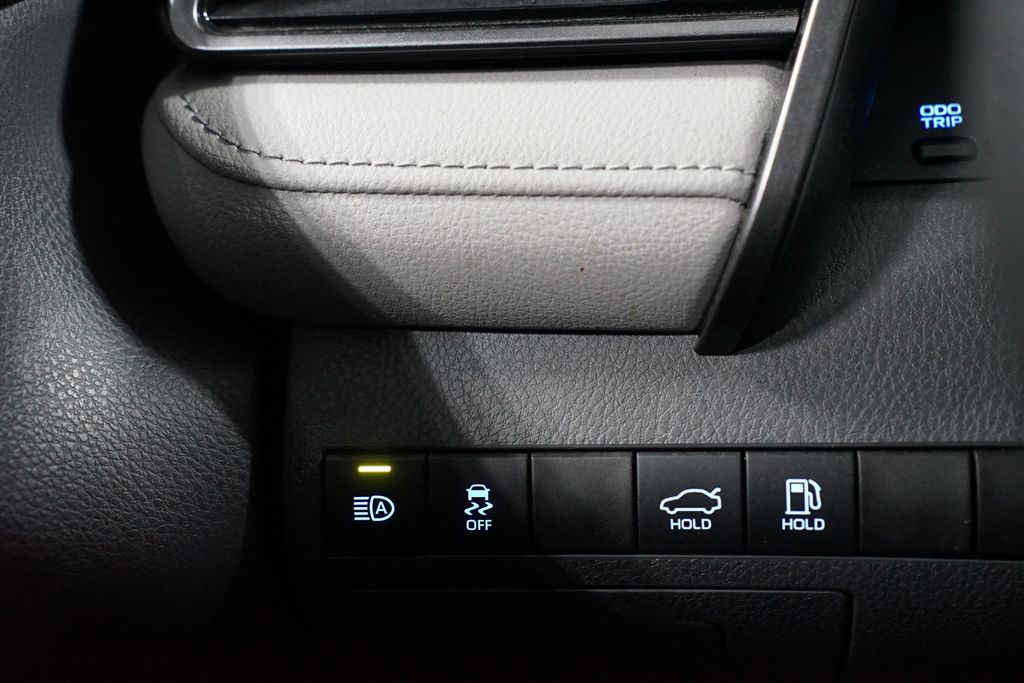 Thumbnail: 2020 Toyota Camry - 21