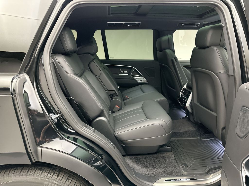 2025 Land Rover Range Rover SE 7