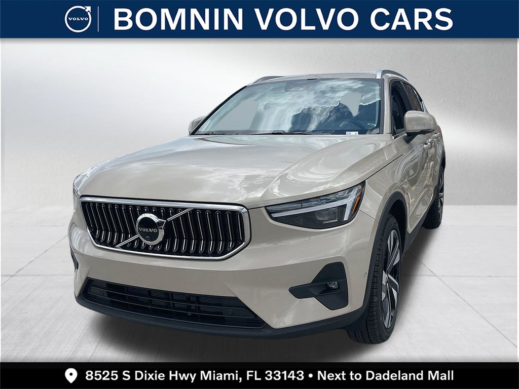 2025 Volvo XC40 B5 Plus Bright Theme photo