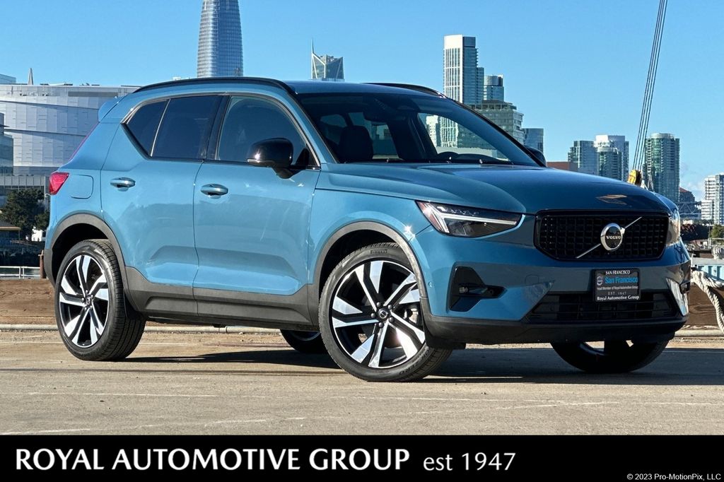 2023 Volvo XC40 B5 Plus Dark Theme AWD
