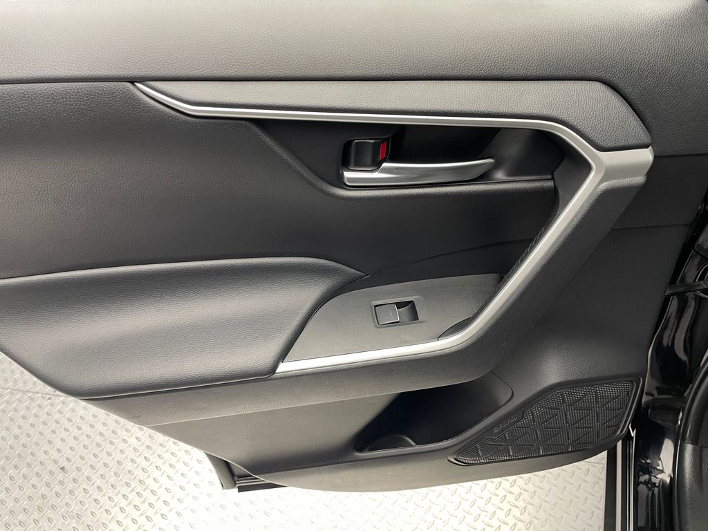 2024 Toyota RAV4 XLE 32
