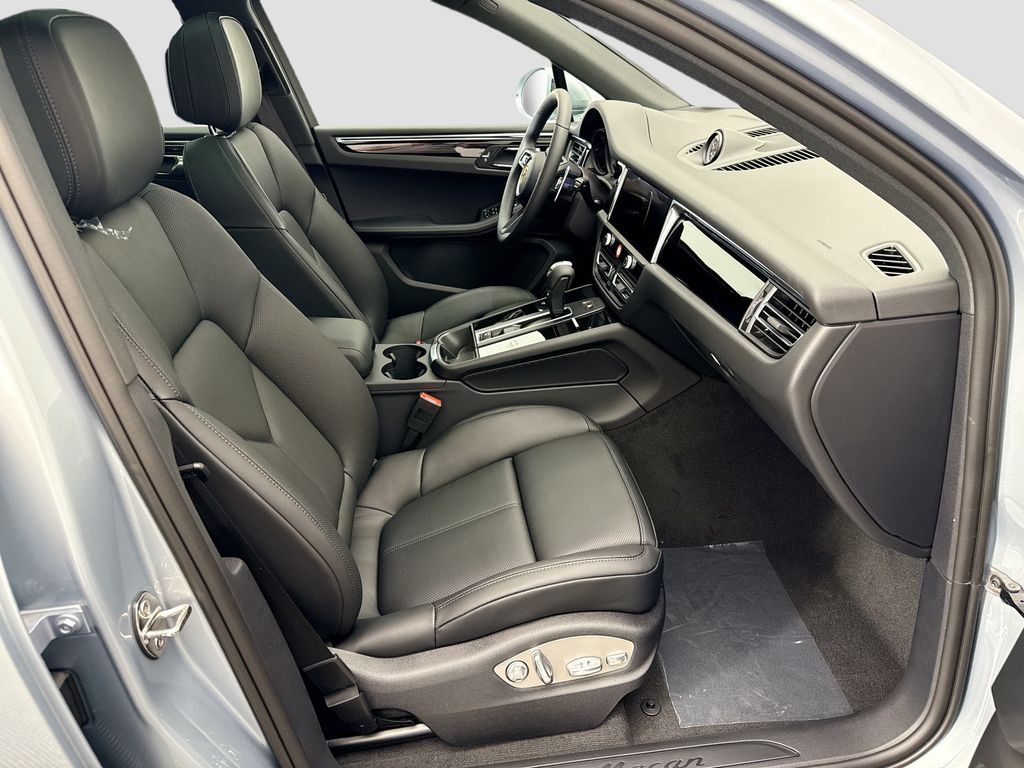 Thumbnail: 2026 Porsche Macan - 22