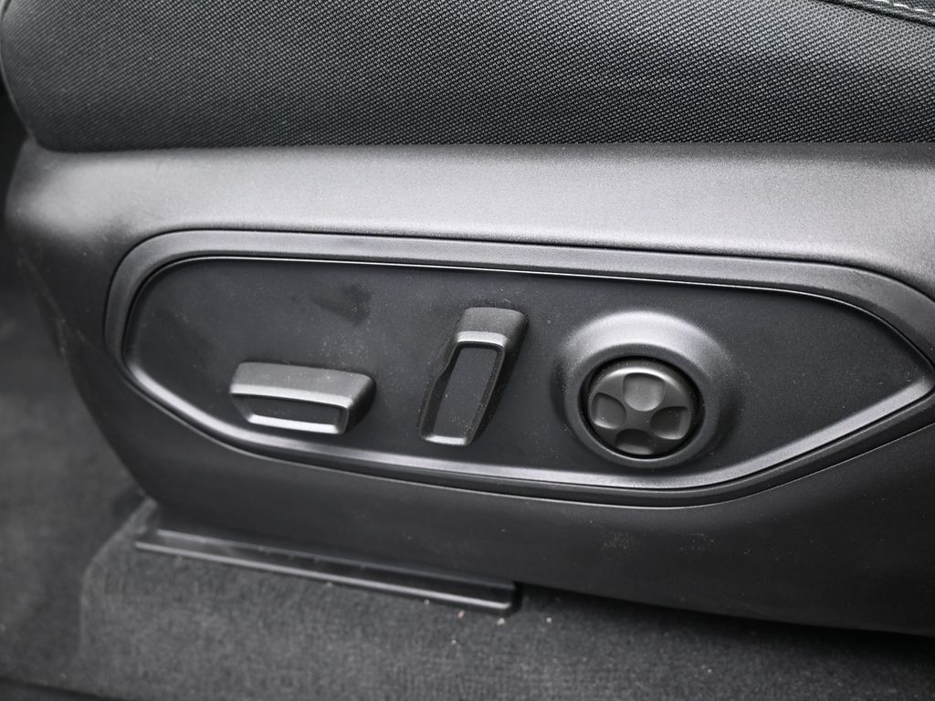 New 2026 Diamond Black Crystal Pearlcoat Jeep Laredo image 12