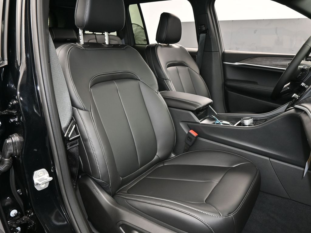 New 2026 Diamond Black Crystal Pearlcoat Jeep Limited image 37