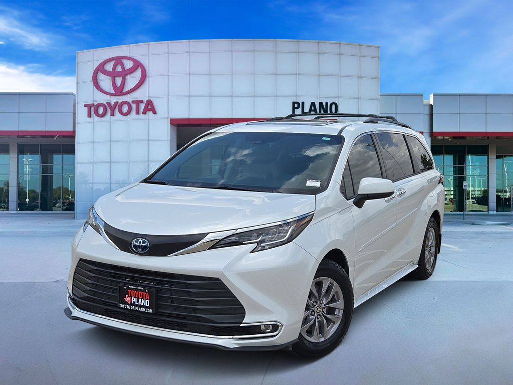White (Wind Chill Pearl) 2022 Toyota Sienna Minivan Front-Wheel Drive Continuously Variable Transmission