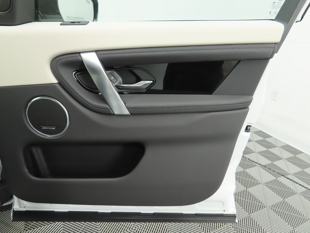 Thumbnail: 2025 Land Rover Discovery Sport - 25