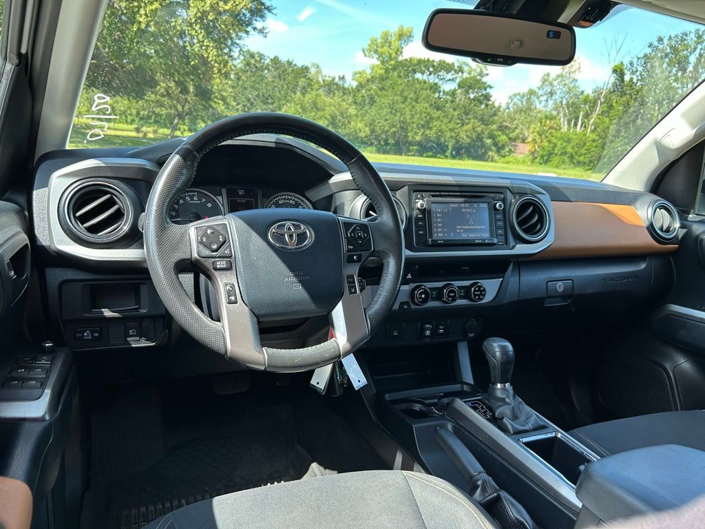 Thumbnail: 2018 Toyota Tacoma - 12