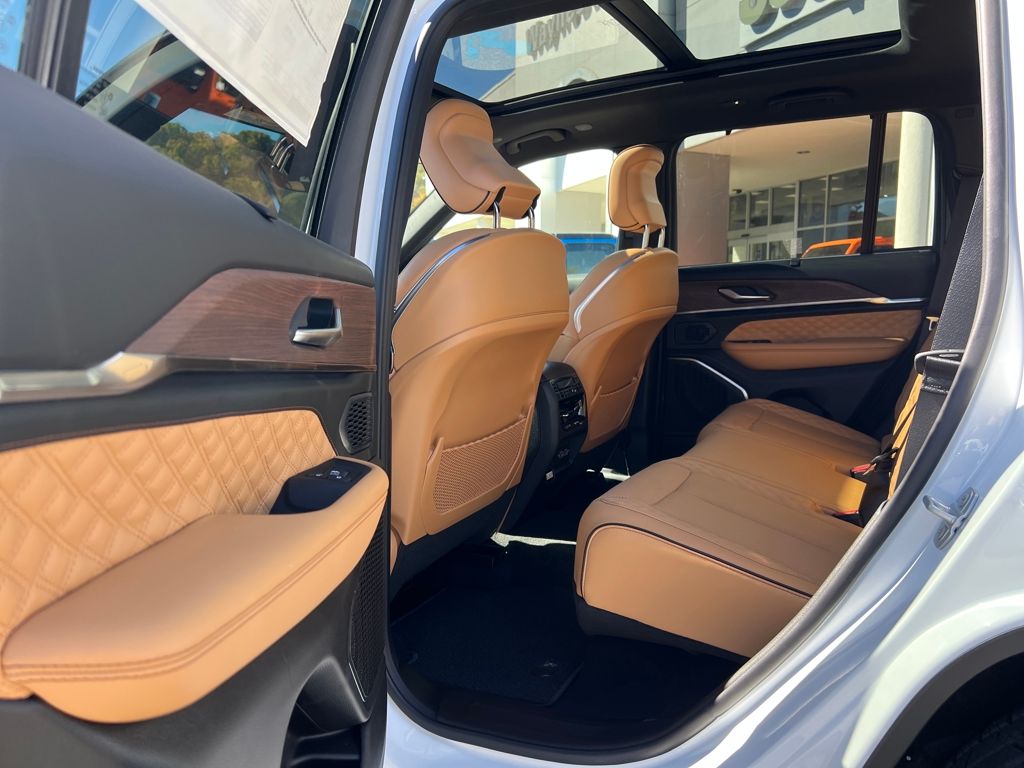 new 2025 Jeep Grand Cherokee car, priced at $57,990