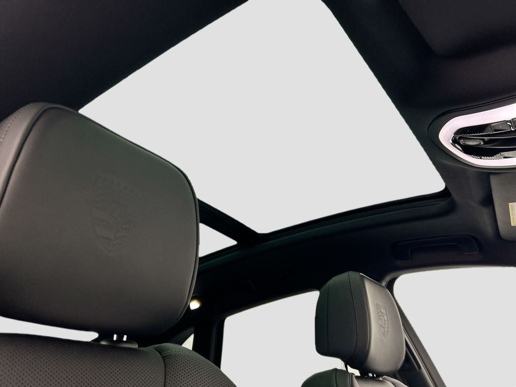 Thumbnail: 2026 Porsche Macan - 21