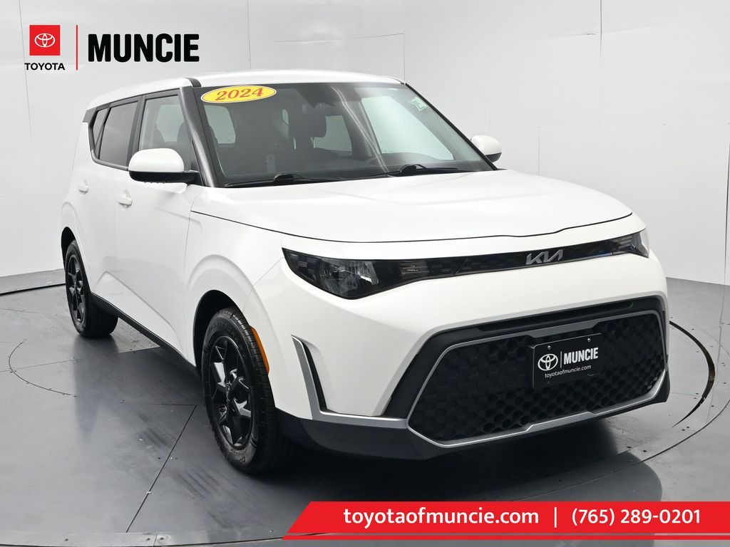 Snow White Pearl 2024 Kia Soul SUV / Crossover Front-Wheel Drive Continuously Variable Transmission