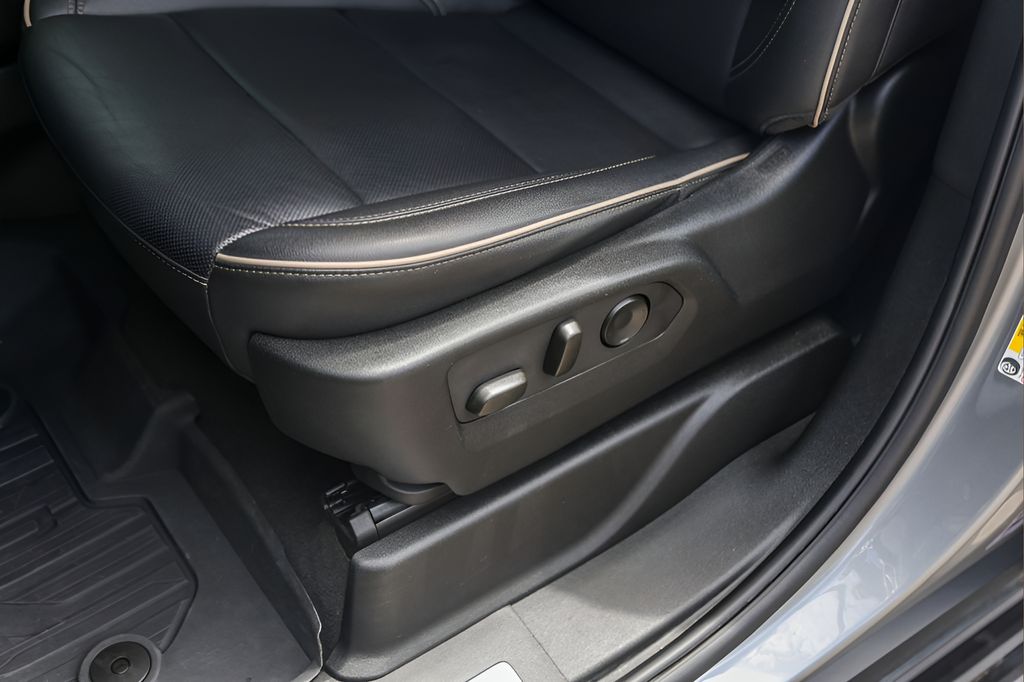 Used 2023 Silver GMC SLT image 8