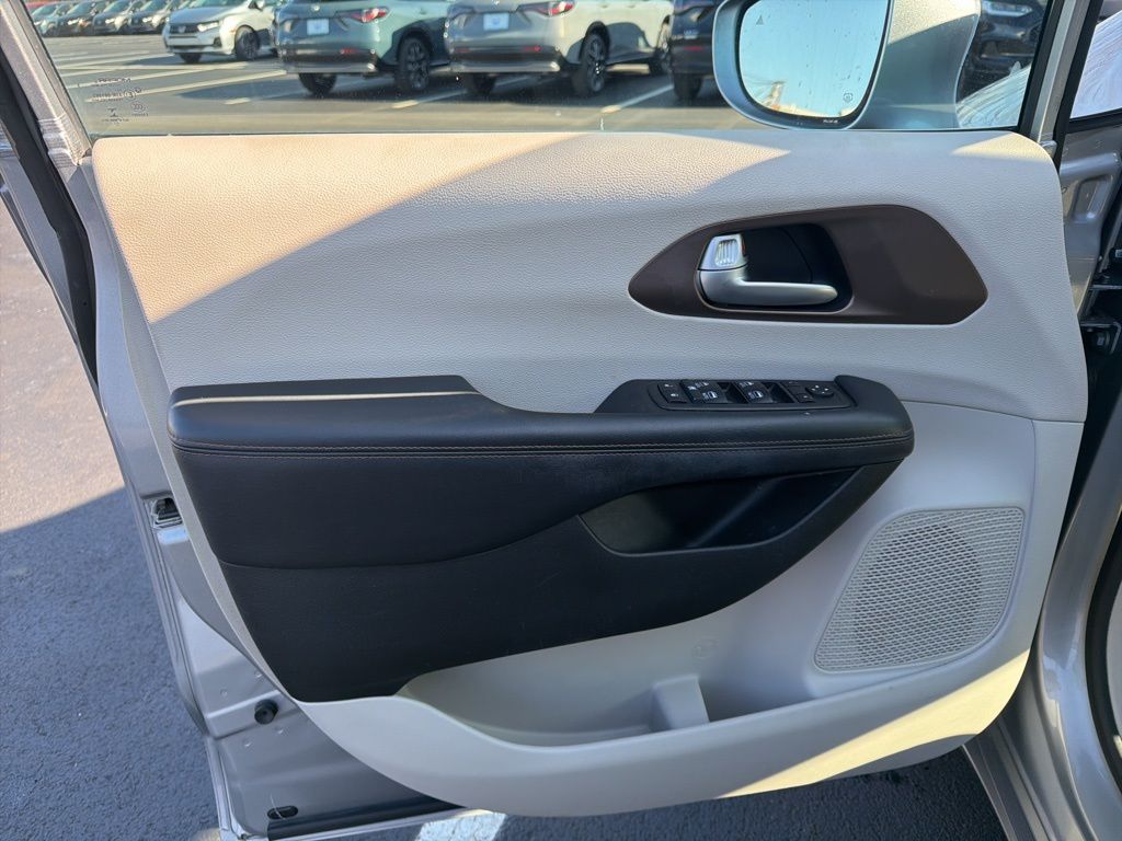 Thumbnail: 2018 Chrysler Pacifica - 19