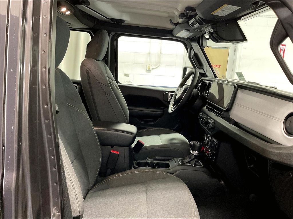 2024 Jeep Wrangler — photo 11