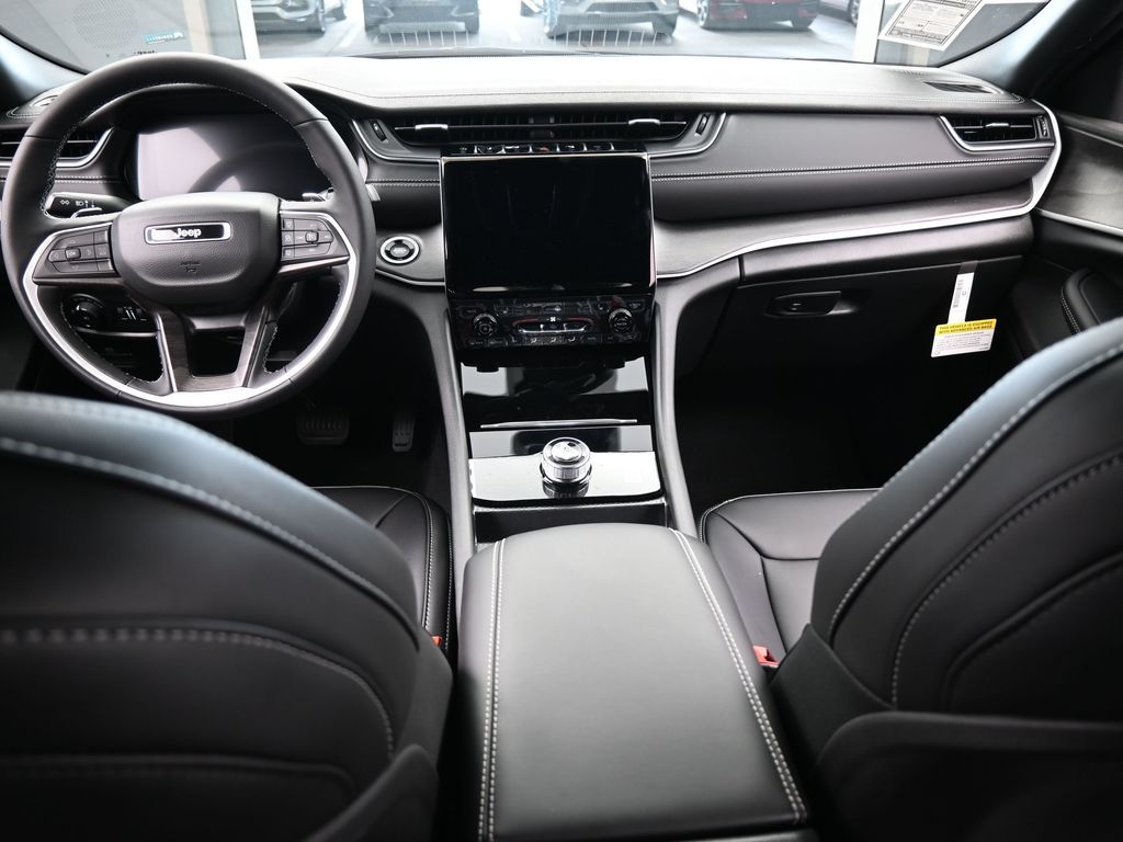 Used 2025 Diamond Black Crystal Pearlcoat Jeep Limited image 31