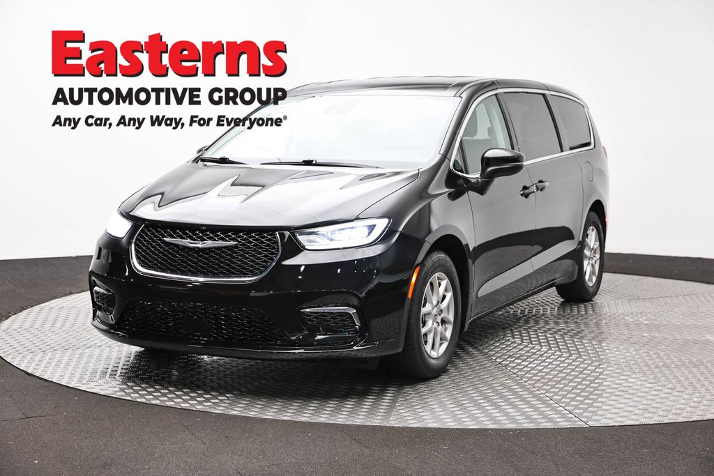 2023 Chrysler Pacifica Touring L's photo