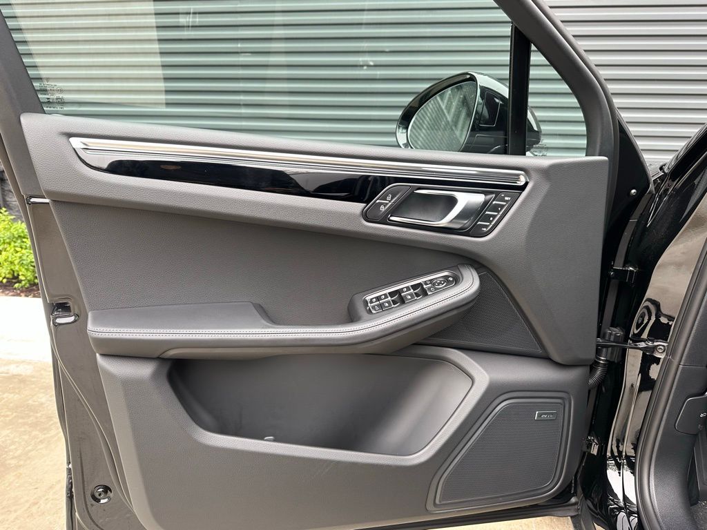 2025 Porsche Macan  16