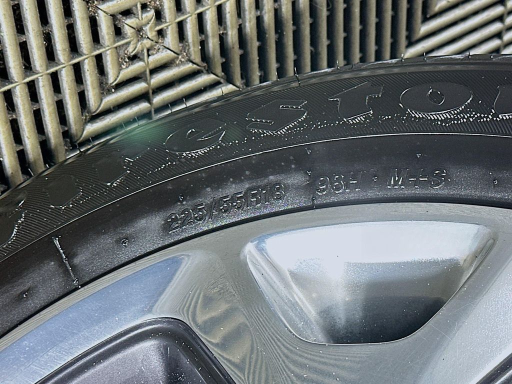 Used 2018 Gray Jeep Limited image 33