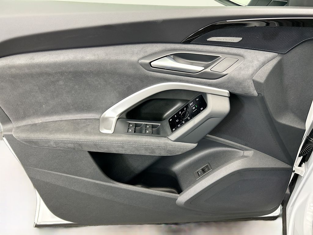 Thumbnail: 2025 Audi SQ5 - 23