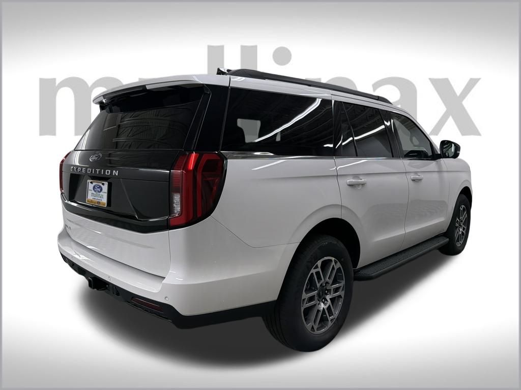 2025 Ford Expedition photo 3