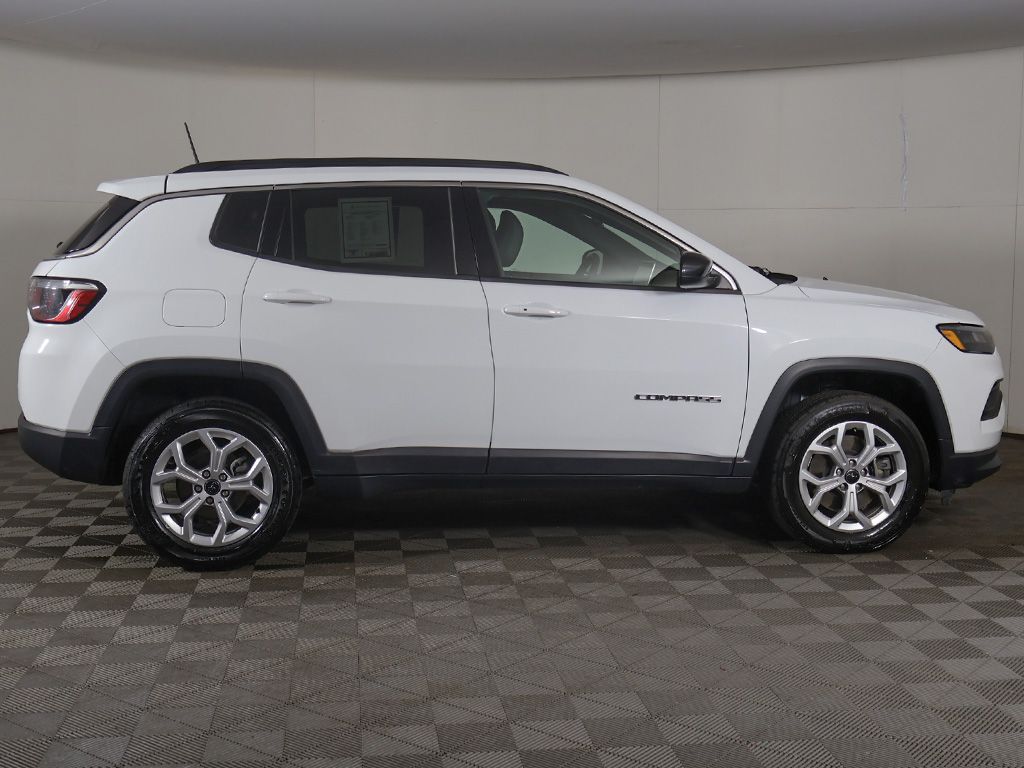 Used 2025 White Jeep Latitude image 17