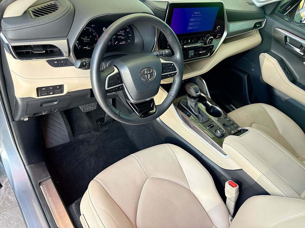Thumbnail: 2024 Toyota Highlander - 9
