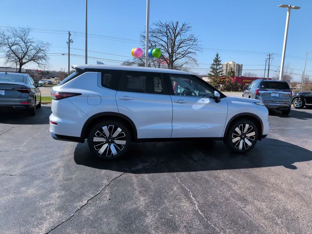 New 2026 White Mitsubishi SE image 6